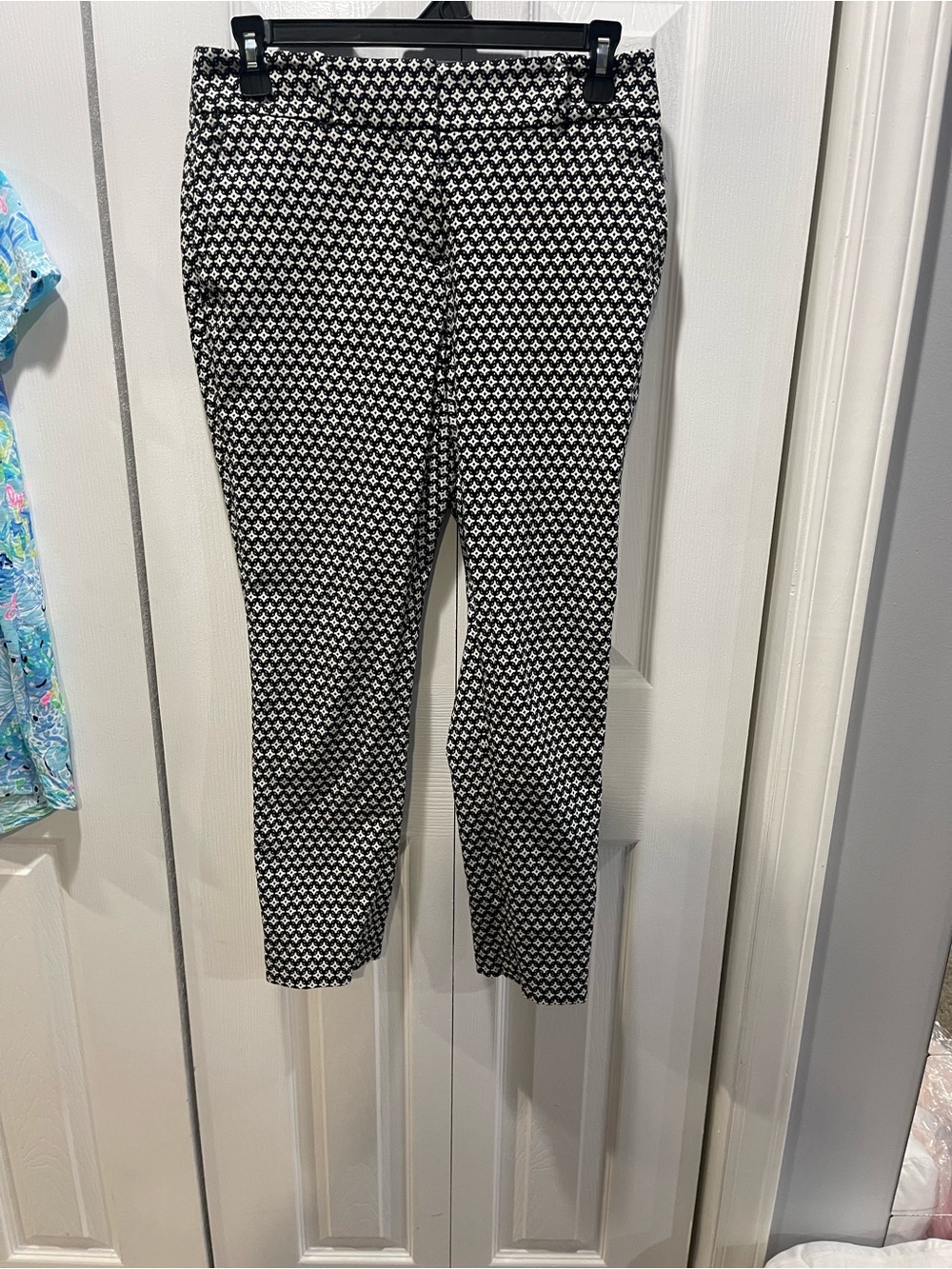 Ann Taylor loft petite 4 4p julie skinny black  & White Cropped Patterned Pants